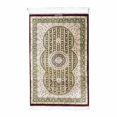 ペルシャ絨毯クム産<br>ムサビ工房<br>絹100% 74x118cm<br>商品番号88436