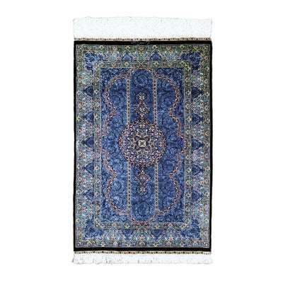 ペルシャ絨毯 クム産<br>ムサビ工房<br>絹100％　62×95ｃｍ<br>商品番号88450